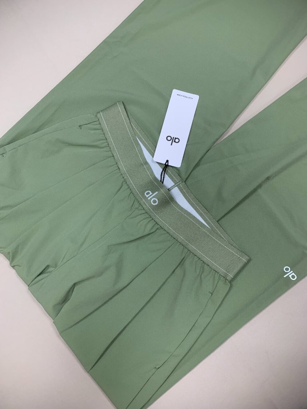 New ALO Yoga Suit Up Dune Grass Trouser🏙️Street Style 30" Inseam - Picture 5 of 10